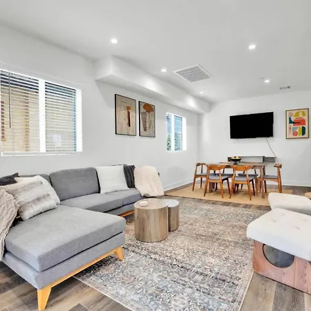 Luxe Townhouse Near Downtown La Vila